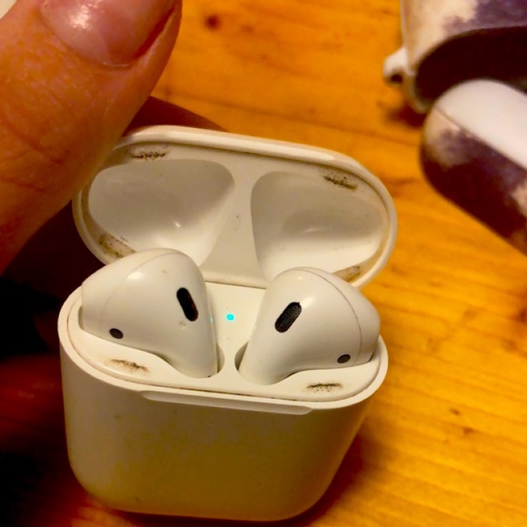 I’m selling a pair of AirPods Because i just bought me a new pair.
